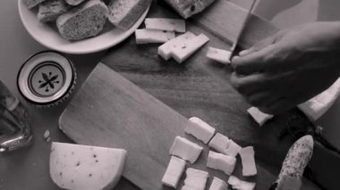 Üst düzey şef ahşap tahtayı aperatiflerle hazırlıyor.