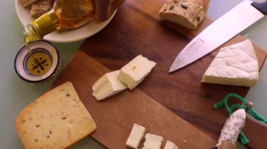Üst düzey şef ahşap tahtayı aperatiflerle hazırlıyor.