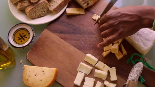 Top Vista Chef Preparar Tábua Madeira Com Aperitivos — Vídeo de Stock