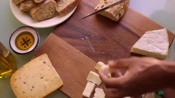 Top Vista Chef Preparar Tábua Madeira Com Aperitivos — Vídeo de Stock