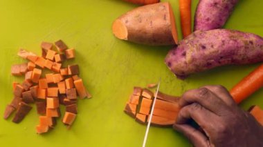  Tahtada taze sebzeler hazırlayan biri yatıyordu.