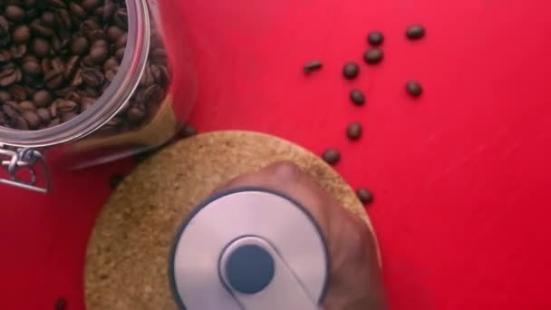 Плоский Человек Вручную Шлифует Жареные Кофейные Зерна Молотилкой — стоковое видео