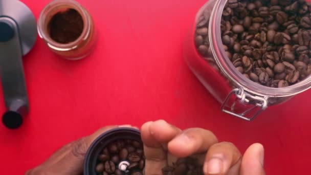 平铺人手工研磨烤咖啡豆与磨床 — 图库视频影像