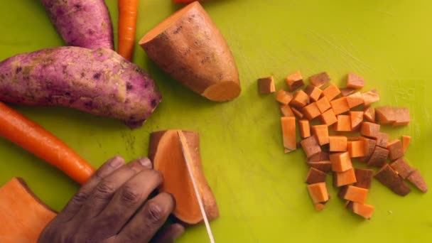 Plat Laïc Préparant Des Légumes Frais Sur Planche Découper — Video