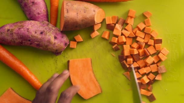 Flacher Laie Bereitet Frisches Gemüse Auf Schneidebrett — Stockvideo
