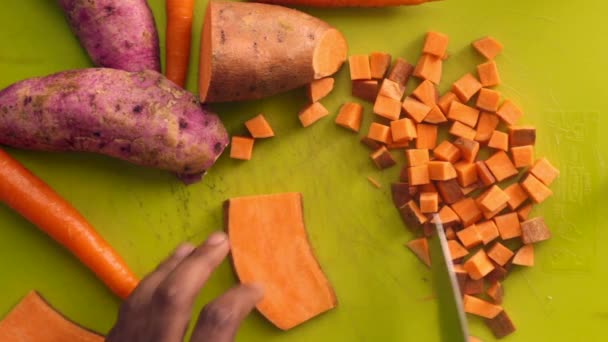 Plat Laïc Préparant Des Légumes Frais Sur Planche Découper — Video