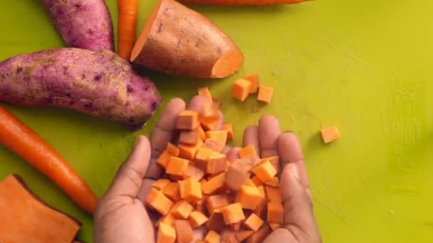 Επίπεδος Λαϊκός Που Ετοιμάζει Φρέσκα Λαχανικά Ξύλο Κοπής — Αρχείο Βίντεο