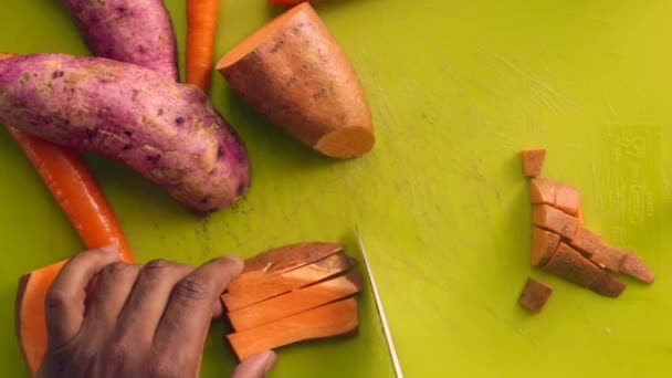 Plat Laïc Préparant Des Légumes Sur Planche Découper — Video