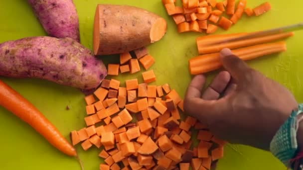 Mieszkańcy Świeccy Przygotowujący Warzywa Desce Krojenia — Wideo stockowe