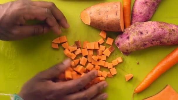 Tasainen Lay Henkilö Valmistelee Vihanneksia Leikkuulauta — kuvapankkivideo
