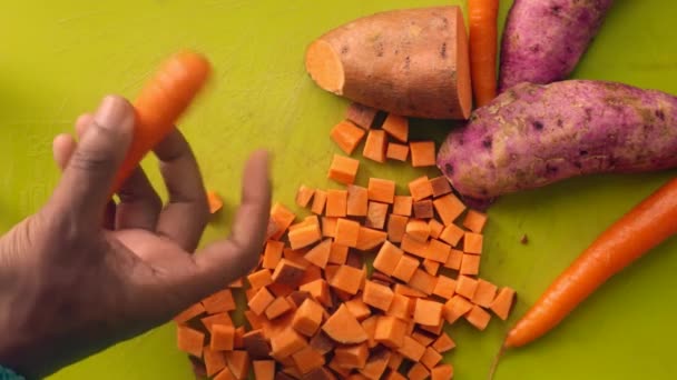 Plano Laico Persona Preparando Verduras Tabla Cortar — Vídeos de Stock