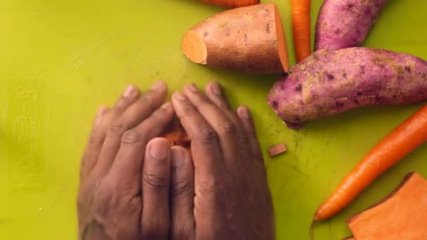 Plat Laïc Préparant Des Légumes Sur Planche Découper — Video