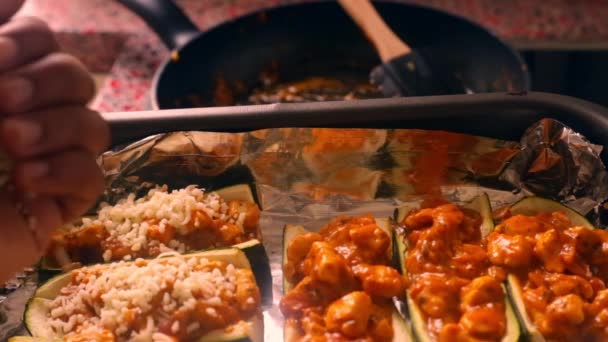 Pessoa Preparando Receita Gourmet Com Frango Courgette — Vídeo de Stock