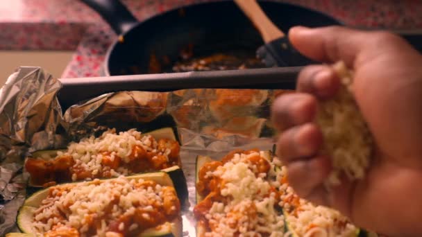 Pessoa Preparando Receita Gourmet Com Frango Courgette — Vídeo de Stock