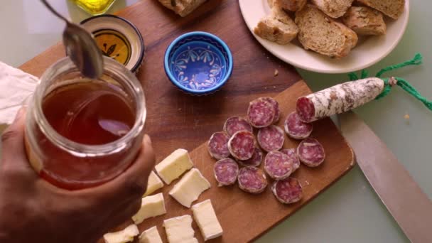 Vista Superior Del Chef Preparando Tablero Madera Con Aperitivos — Vídeos de Stock