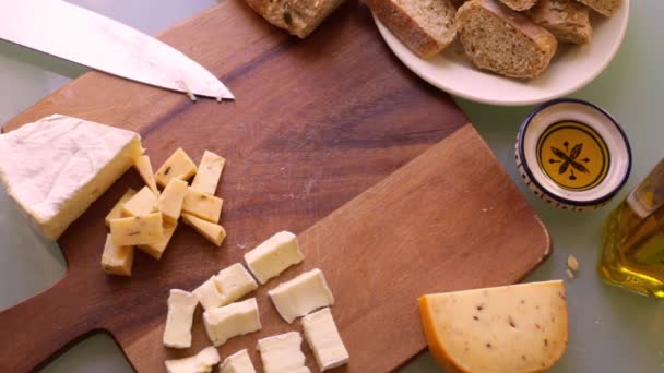 Vista Superior Chef Preparar Tábua Madeira Com Aperitivos — Vídeo de Stock