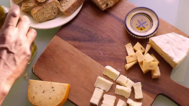 Top Uitzicht Van Chef Kok Het Bereiden Van Houten Bord — Stockvideo