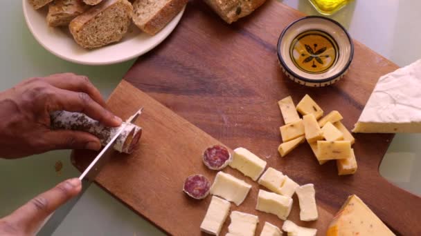 Vue Dessus Chef Préparant Une Planche Bois Avec Des Apéritifs — Video