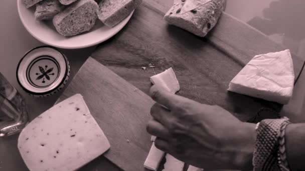 Vista Superior Del Chef Preparando Tablero Madera Con Aperitivos — Vídeo de stock