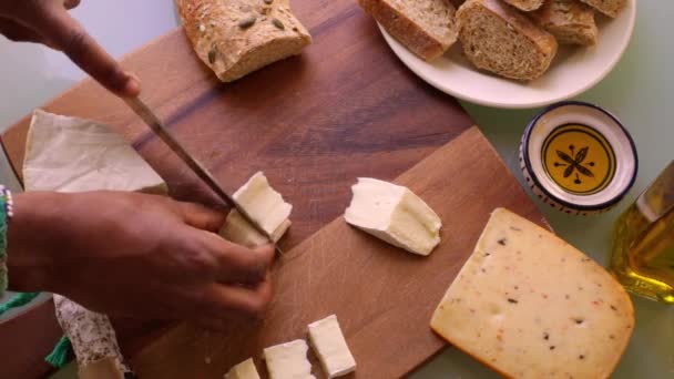 Vista Superior Chef Preparar Tábua Madeira Com Aperitivos — Vídeo de Stock