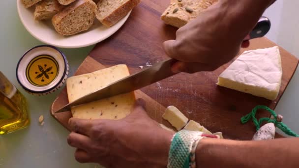 Vista Superior Chef Preparar Tábua Madeira Com Aperitivos — Vídeo de Stock