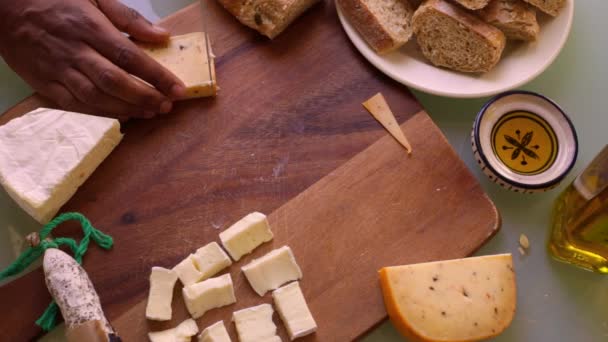 Vista Superior Chef Preparar Tábua Madeira Com Aperitivos — Vídeo de Stock