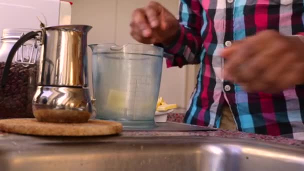 人们用黄油和Mct制作酮防弹咖啡 — 图库视频影像