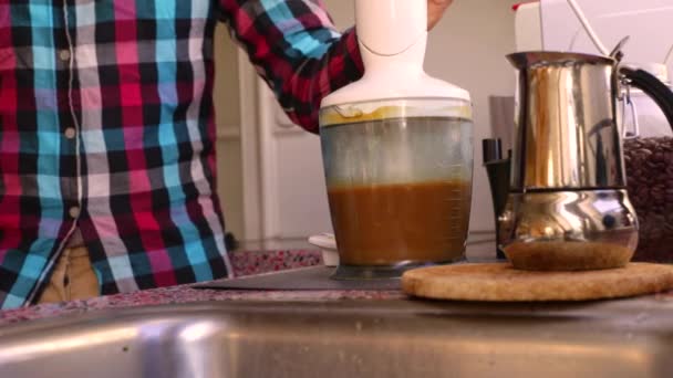 Persoon Die Kogelvrije Koffie Maakt Met Boter Mct — Stockvideo