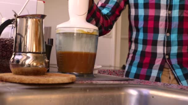 Kişi Tereyağı Mct Ile Keto Geçirmez Kahve Yapıyor — Stok video