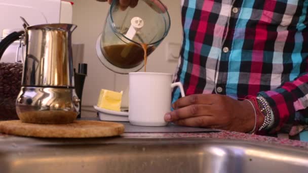 Persona Haciendo Keto Café Prueba Balas Con Mantequilla Mct — Vídeo de stock