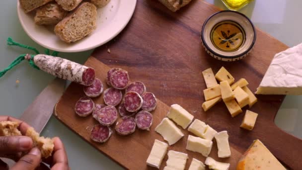 Bovenaanzicht Van Een Persoon Die Een Houten Bord Met Hapjes — Stockvideo