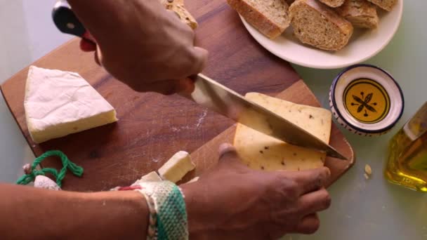 Vista Superior Persona Preparando Tablero Madera Con Aperitivos — Vídeos de Stock