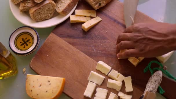 Bovenaanzicht Van Een Persoon Die Een Houten Bord Met Hapjes — Stockvideo