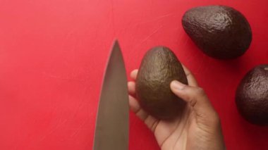 Kesme tahtasında avokado hazırlayan kişinin üst görünümü