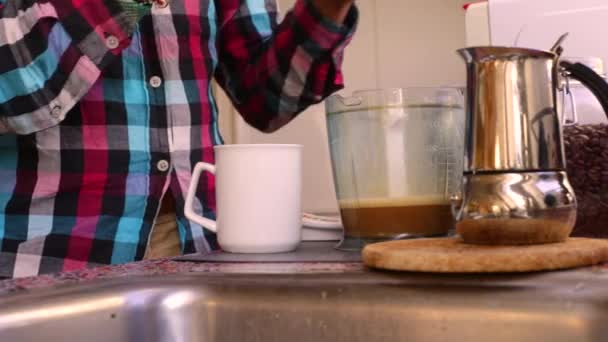 Persoon Die Voedzame Kogelvrije Koffie Maakt Met Boter Mct Olie — Stockvideo