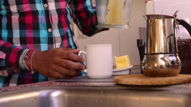 Persona Haciendo Nutritivo Café Prueba Balas Con Mantequilla Aceite Mct — Vídeo de stock