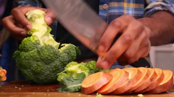 Pessoa Preparando Refeição Saudável Com Vegetais Orgânicos Casa — Vídeo de Stock