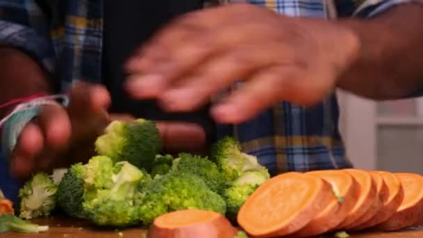 Pessoa Preparando Refeição Saudável Com Vegetais Orgânicos Casa — Vídeo de Stock