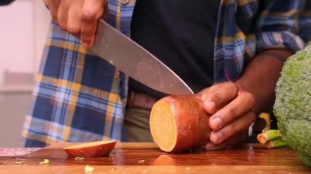 在家里用有机蔬菜做健康饭菜的人 — 图库视频影像