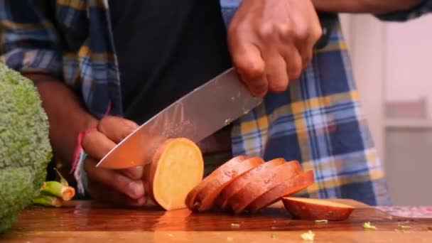 Persona Preparando Comida Saludable Con Verduras Orgánicas Casa — Vídeo de stock