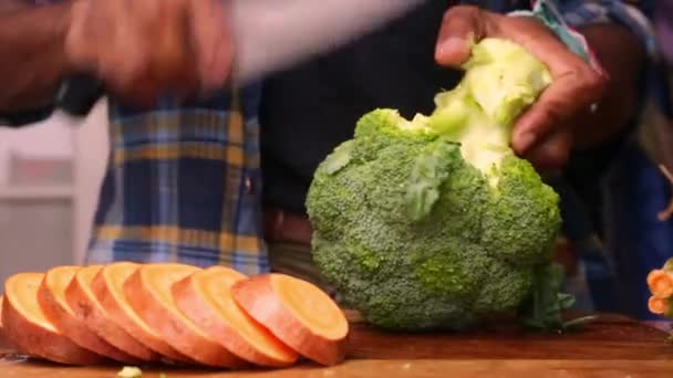 Pessoa Preparando Refeição Saudável Com Vegetais Orgânicos Casa — Vídeo de Stock