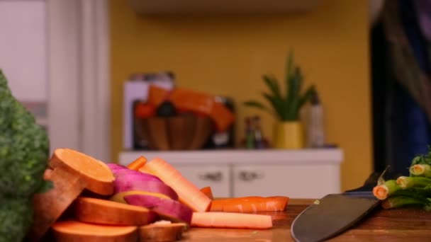 Persona Preparando Comida Saludable Con Verduras Orgánicas Casa — Vídeos de Stock