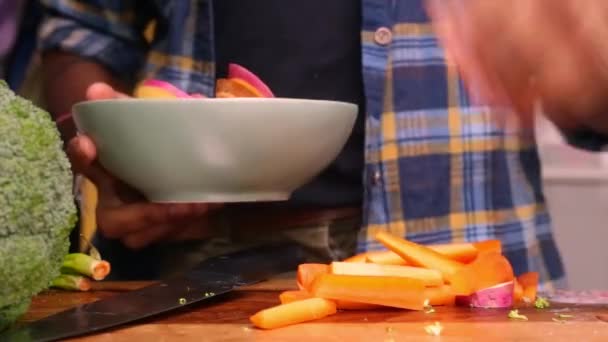 Людина Готує Здорову Їжу Овочами Кухні — стокове відео