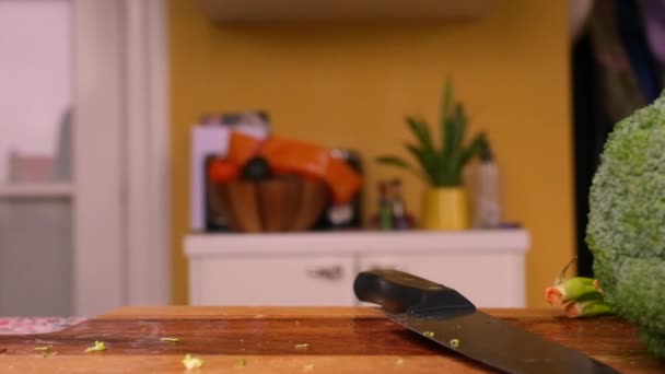 Άτομο Που Ετοιμάζει Υγιεινό Γεύμα Λαχανικά Στο Σπίτι — Αρχείο Βίντεο