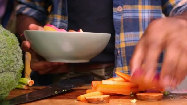 Persona Preparando Comida Saludable Con Verduras Casa — Vídeo de stock