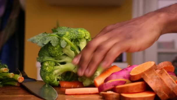 Evde Sebzelerle Sağlıklı Yemek Hazırlayan Kişi — Stok video