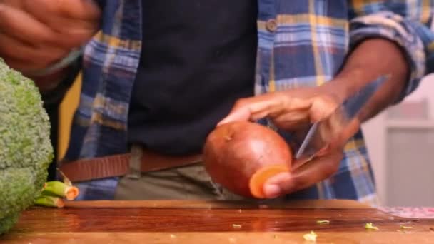 Persona Preparando Comida Saludable Con Verduras Casa — Vídeo de stock