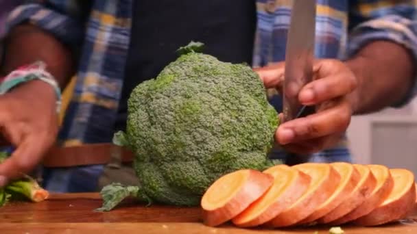 Persona Preparando Comida Saludable Con Verduras Casa — Vídeo de stock