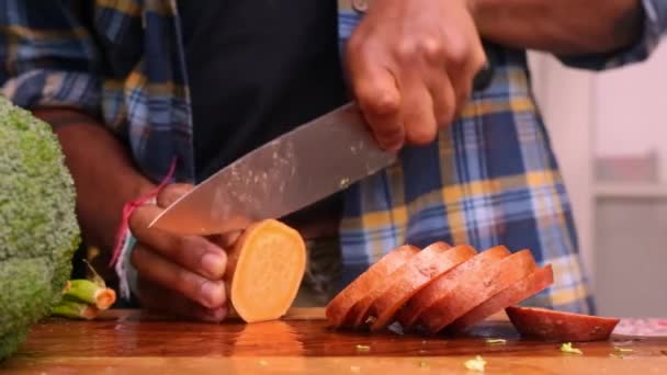 Osoba Připravuje Zdravé Jídlo Vegetariány Doma — Stock video