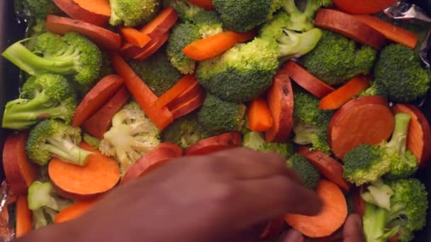 Grau Pessoa Preparando Bandeja Forno Com Legumes Orgânicos — Vídeo de Stock